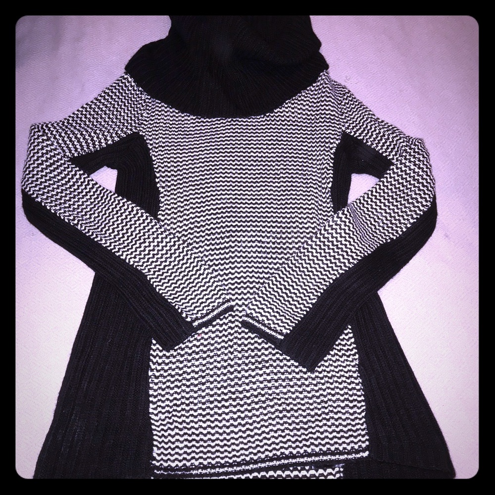 Gianni Bini black and white sweater